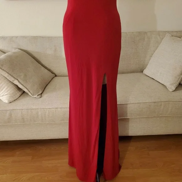 La Femme Caged Strappy-Back Gown size 6 in Red. - Picture 6 of 9